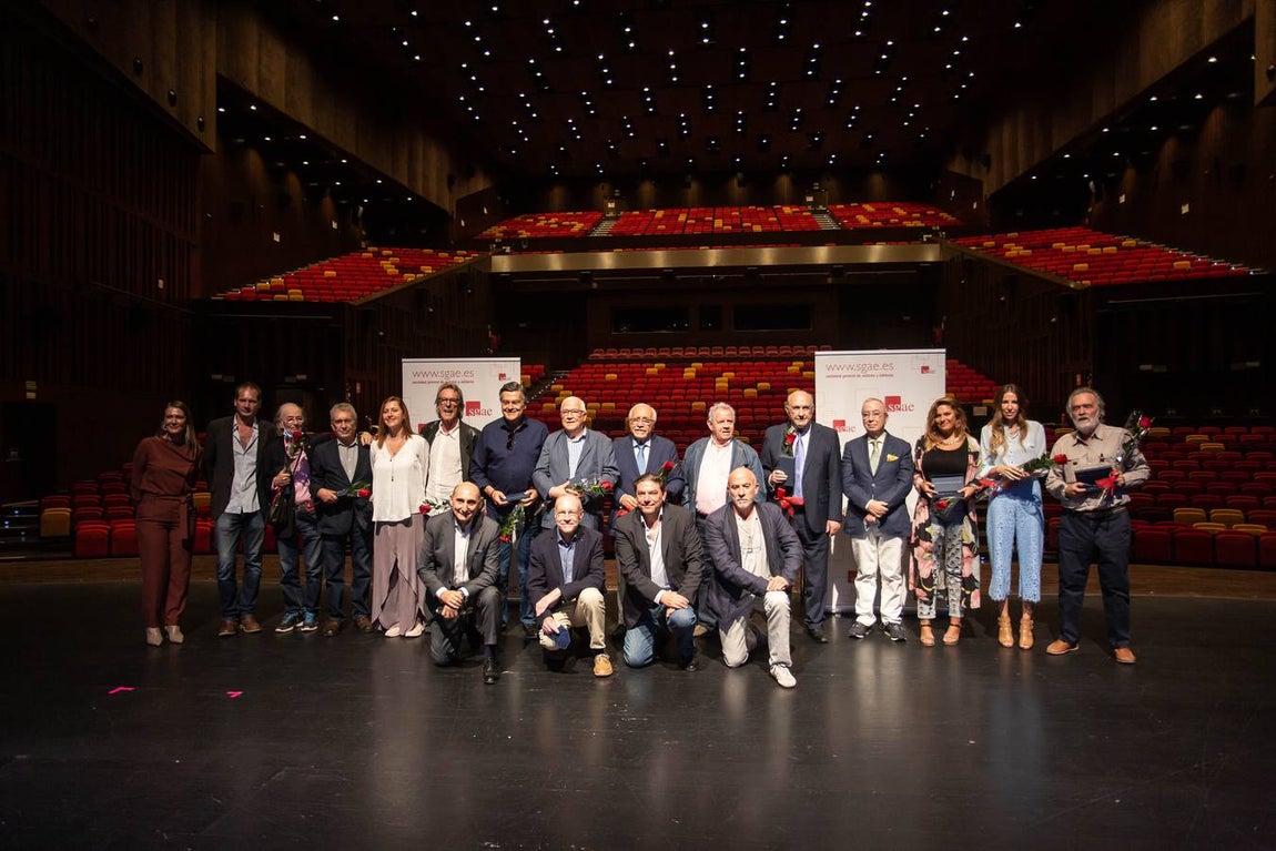 Foto de familia de los homenajeados con la llave de ‘la casa de los autores’ ayer en el Cartuja Center Cite