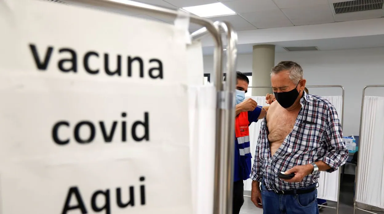 Comienza la campaña de la tercera dosis de la vacuna contra el Covid-19 en Sevilla