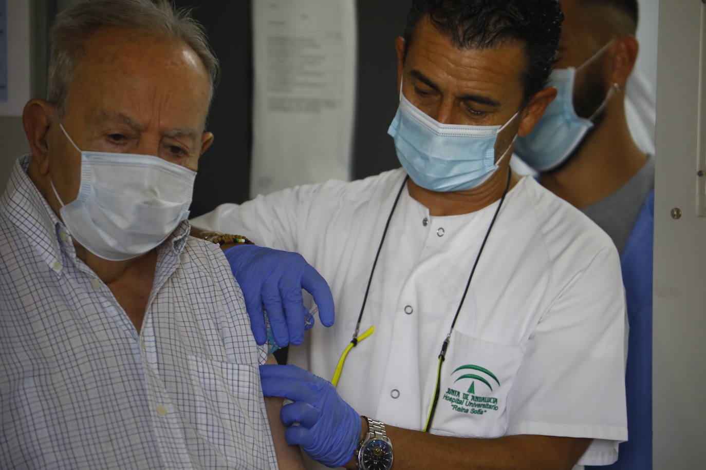 La vacunación contra el Covid con la tercera dosis en Córdoba, en imágenes