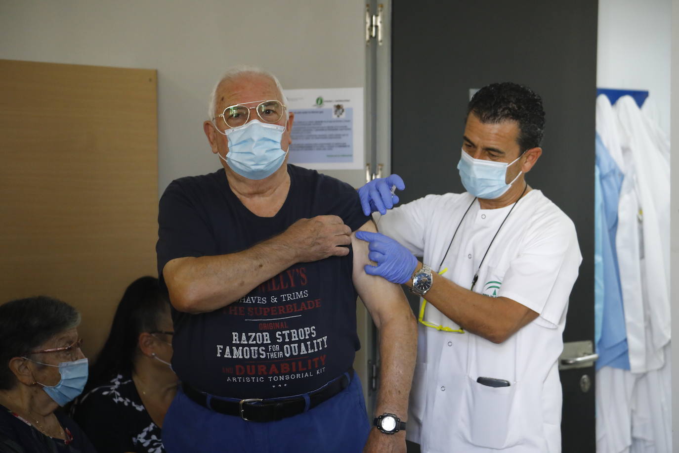 La vacunación contra el Covid con la tercera dosis en Córdoba, en imágenes