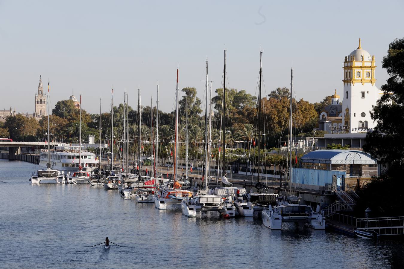 Los veleros que participarán en la travesía ya se encuentran en el Puerto de Sevilla