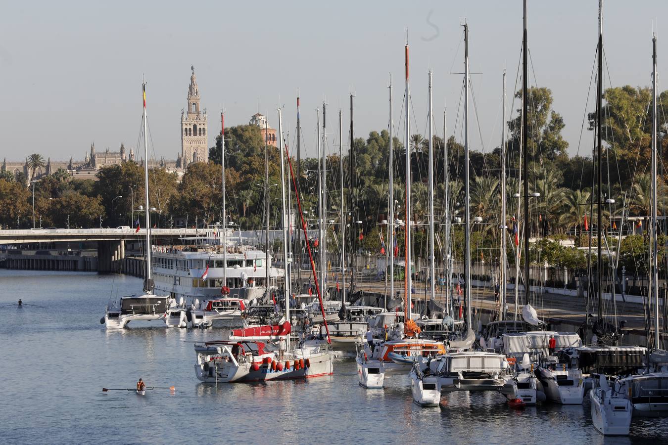 Los veleros que participarán en la travesía ya se encuentran en el Puerto de Sevilla