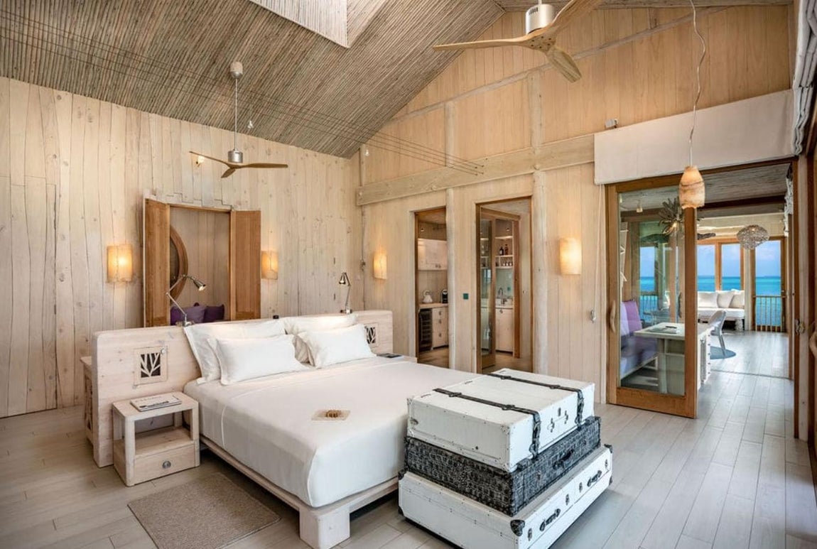 El Resort en Maldivas de la escapada de Tamara Falcó e Isabel Preysler. En el dormitorio hay un techo retráctil para poder ver el cielo estrellado. En cuanto a la decoración, toda la villa sigue un estilo tropical en donde el mobiliario está realizado a mano con obras de arte de las tribus de la zona.