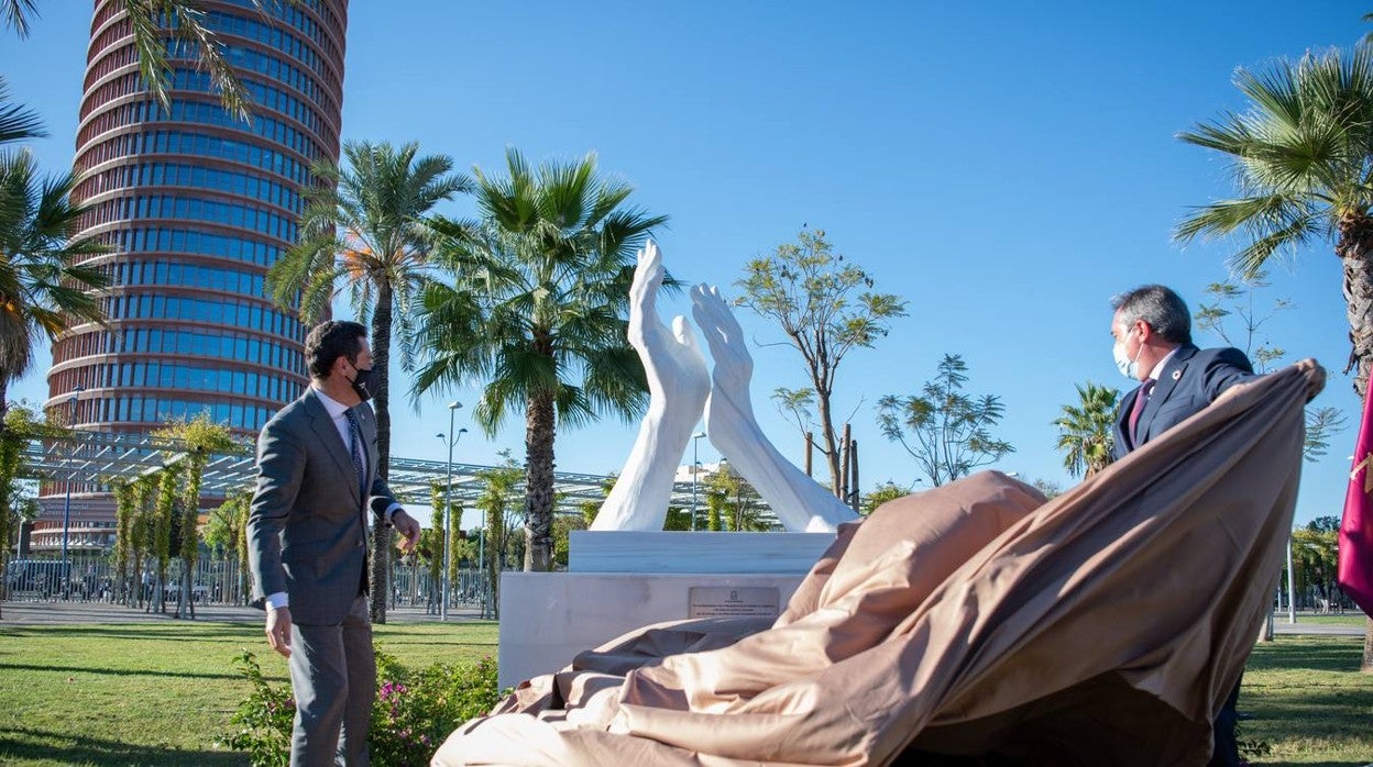 En imágenes, inauguración de ‘El aplauso’, el monumento homenaje a los sanitarios en Sevilla