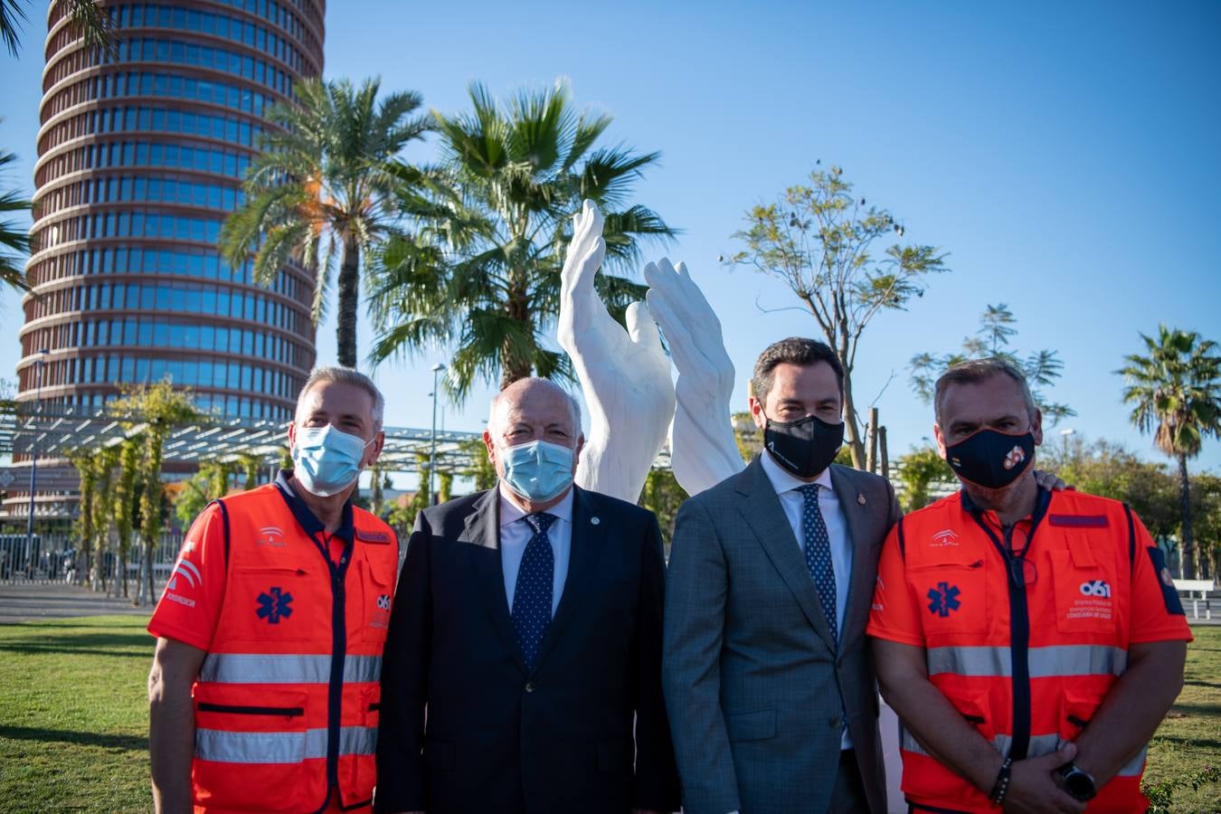 En imágenes, inauguración de ‘El aplauso’, el monumento homenaje a los sanitarios en Sevilla