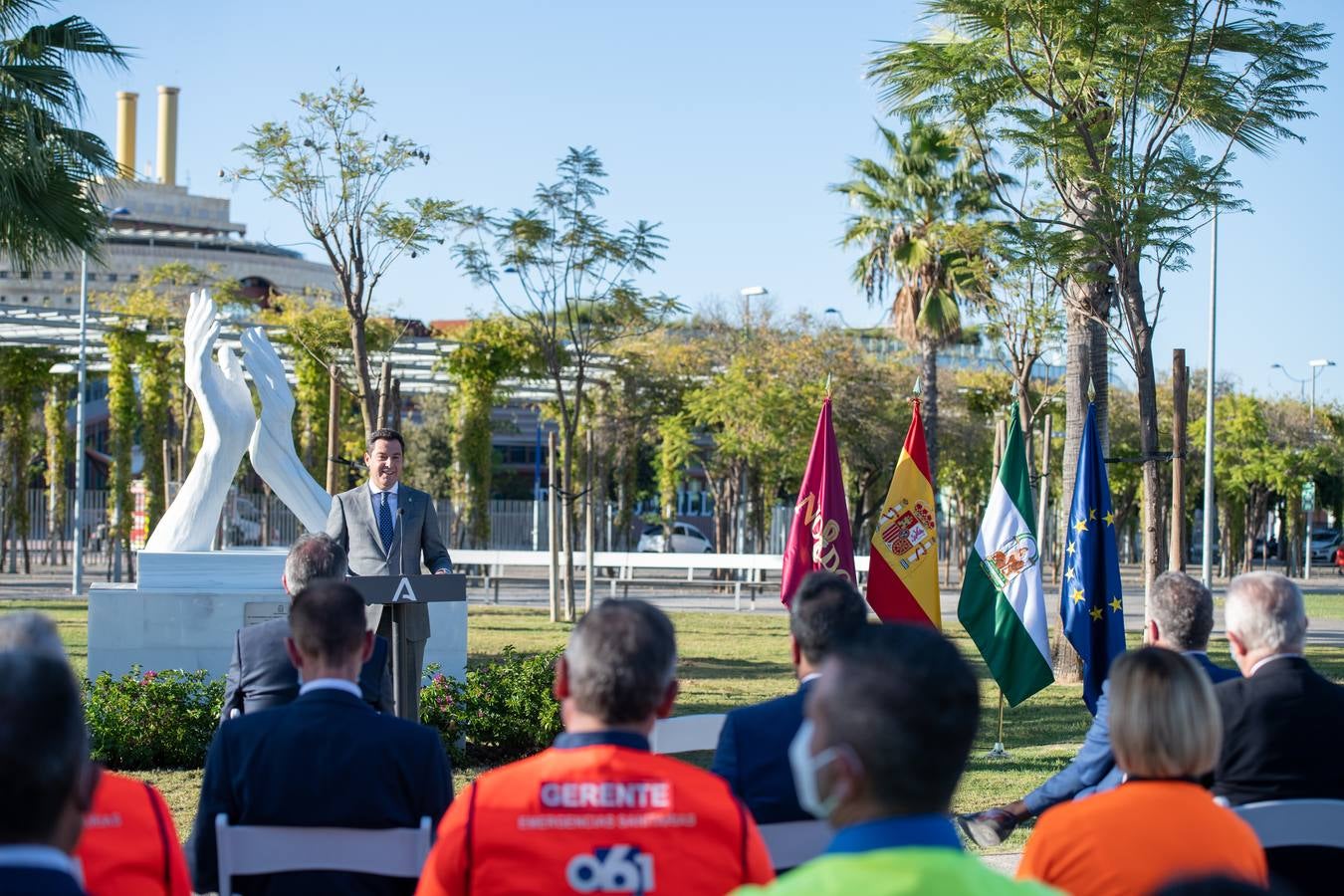 En imágenes, inauguración de ‘El aplauso’, el monumento homenaje a los sanitarios en Sevilla