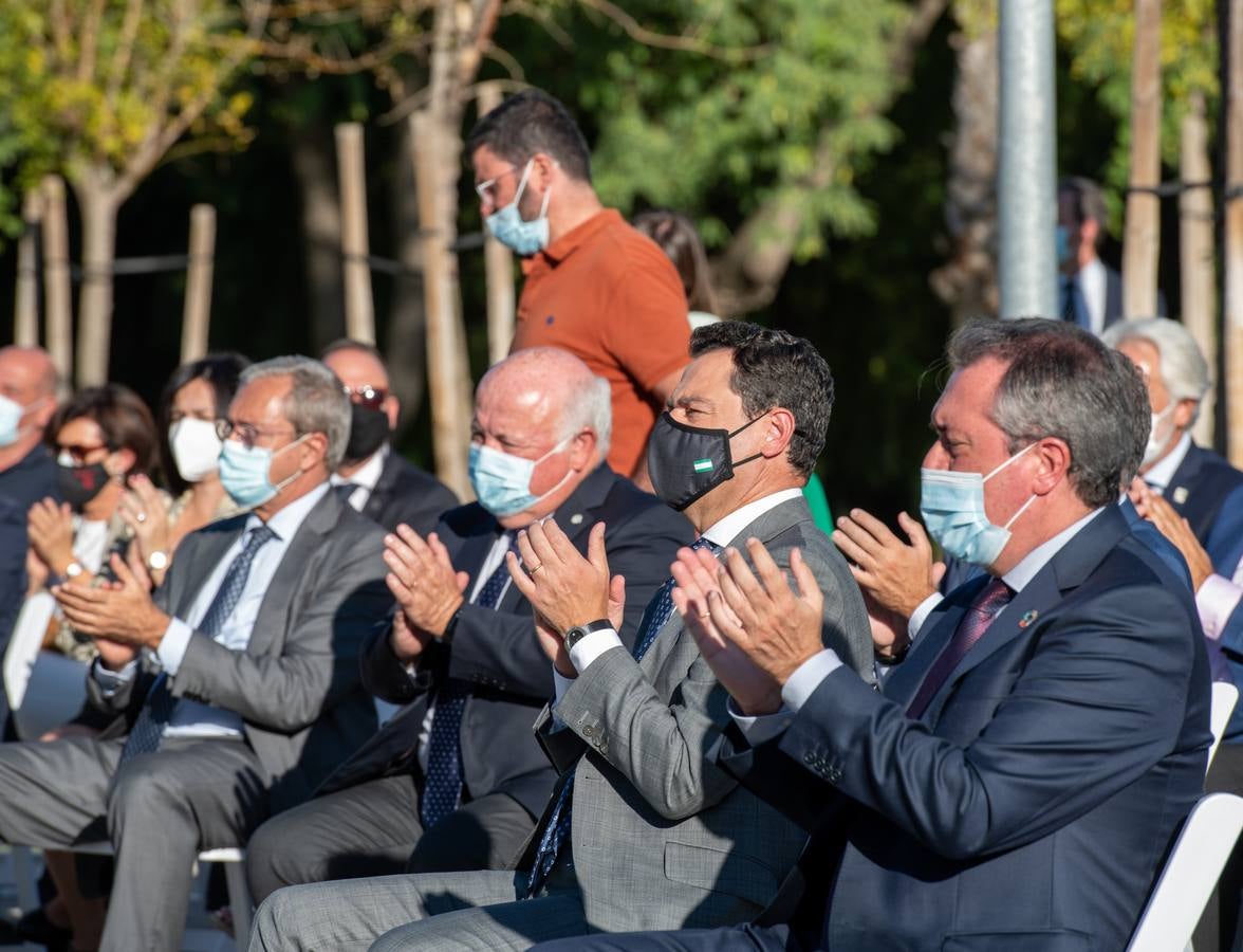 En imágenes, inauguración de ‘El aplauso’, el monumento homenaje a los sanitarios en Sevilla