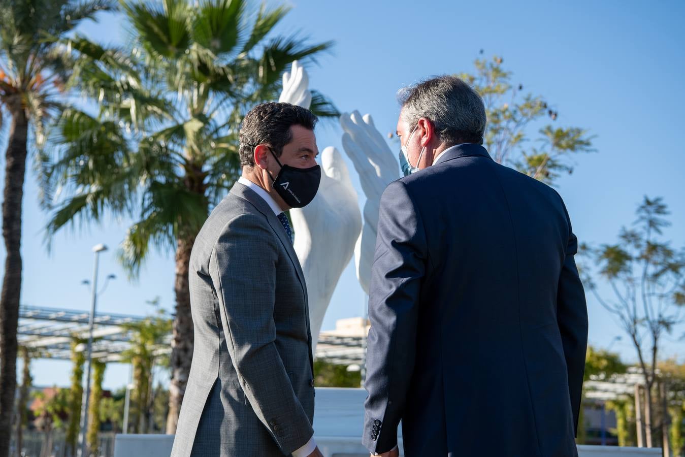 En imágenes, inauguración de ‘El aplauso’, el monumento homenaje a los sanitarios en Sevilla