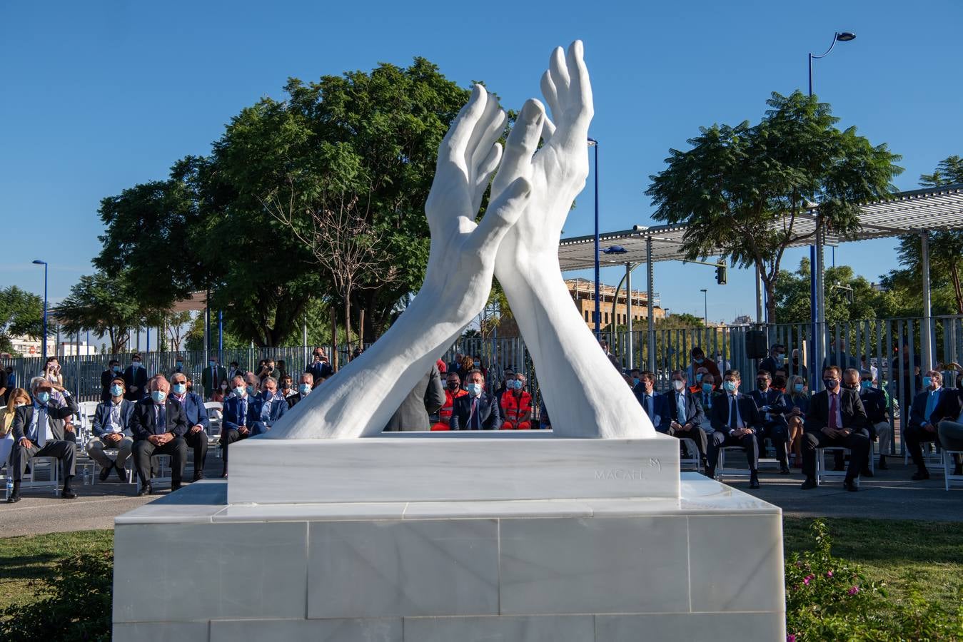 En imágenes, inauguración de ‘El aplauso’, el monumento homenaje a los sanitarios en Sevilla