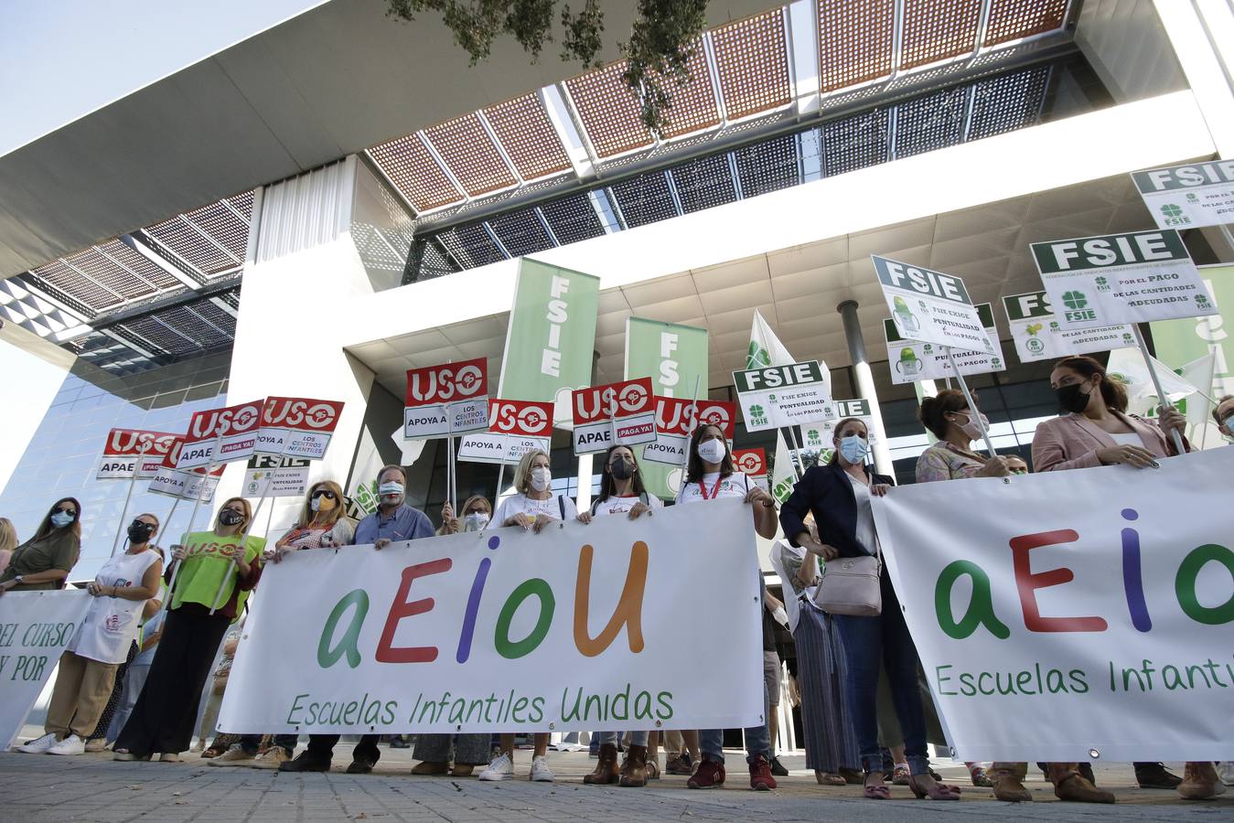 En imágenes, manifestación de las escuelas infantiles de Andalucía por el retraso en los pagos