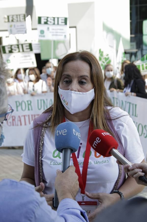 En imágenes, manifestación de las escuelas infantiles de Andalucía por el retraso en los pagos