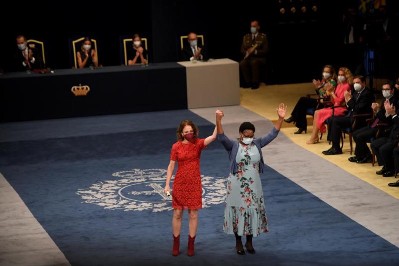 Dos representantes de CAMFED Association, premio Princesa de Asturias de Cooperación internacional, reciben los aplausos del público. 