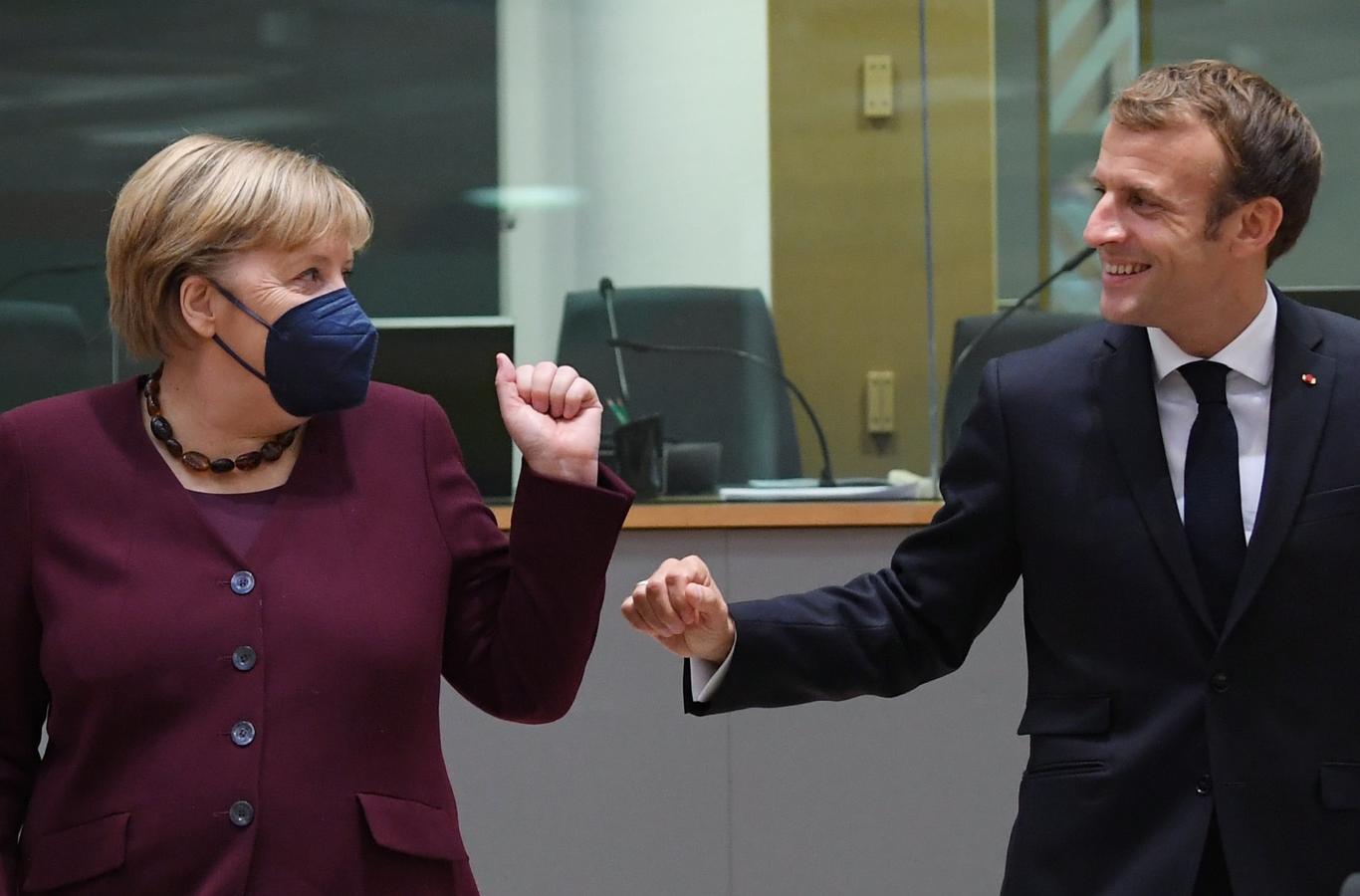 La canciller alemana, Angela Merkel (i), saluda al primer ministro sueco, Stefan Lofven (d), en el segundo día de una cumbre de la Unión Europea en el edificio del Consejo Europeo. 
