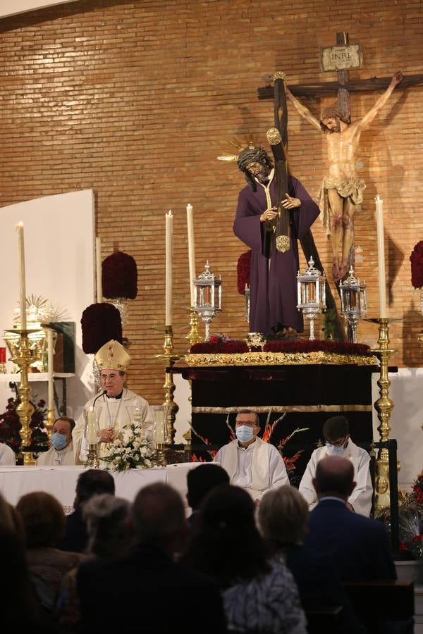 Monseñor Asenjo preside la misa ante el Gran Poder en la parroquia de la Blanca Paloma