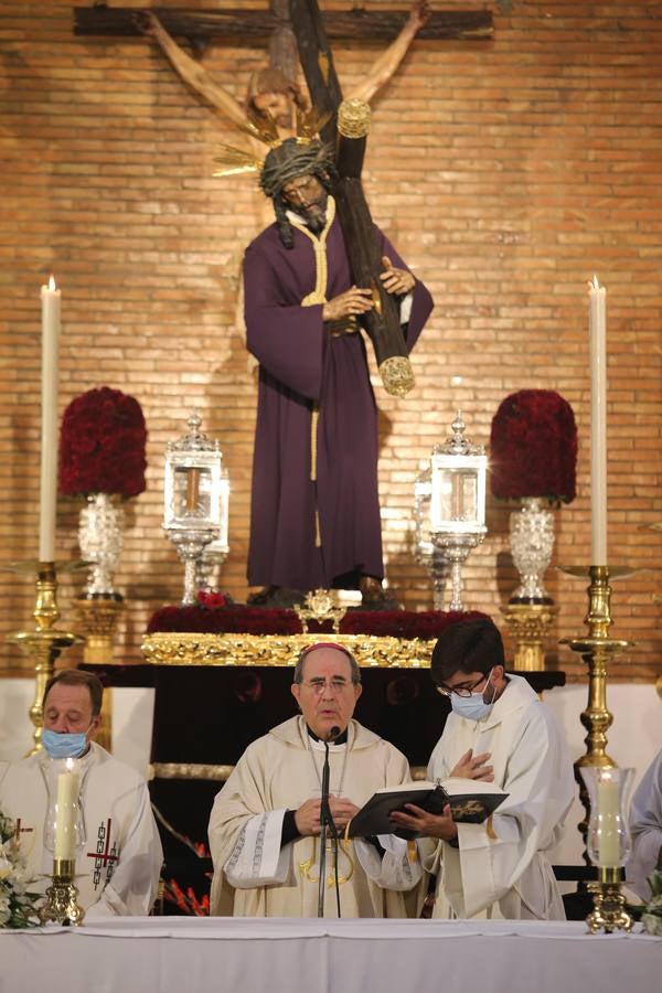 Monseñor Asenjo preside la misa ante el Gran Poder en la parroquia de la Blanca Paloma