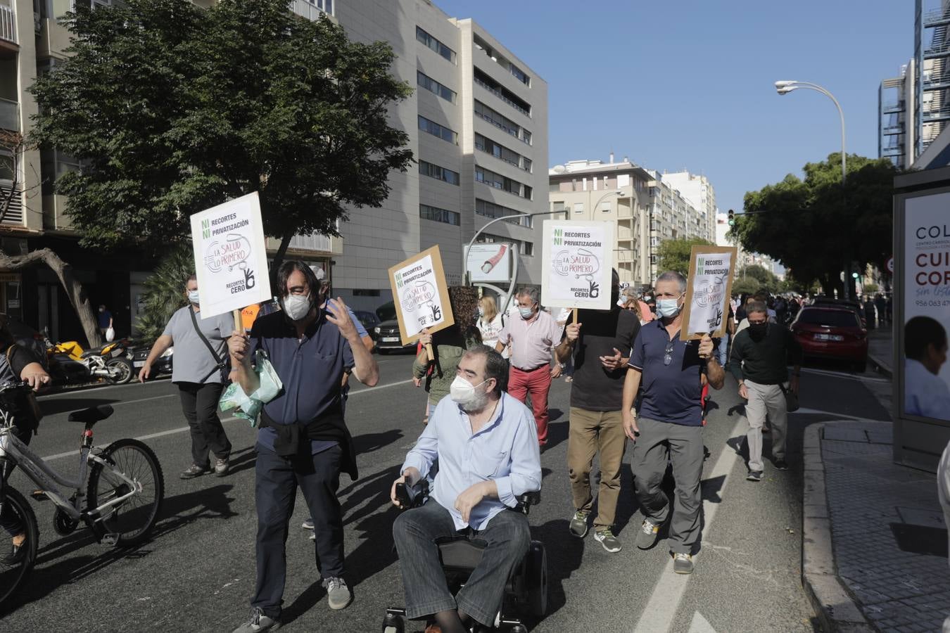 Fotos: Marea Blanca se moviliza en Cádiz por la sanidad pública