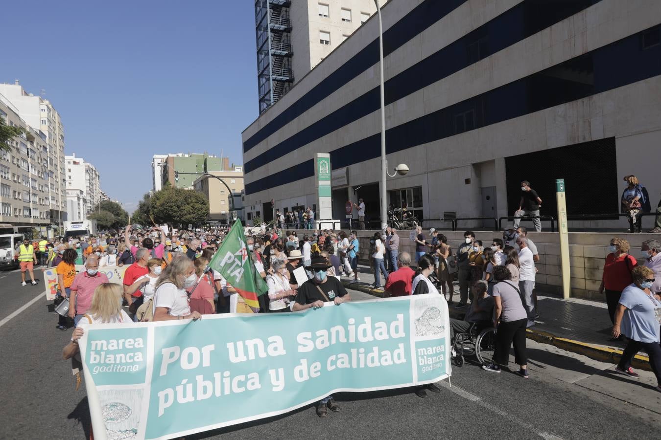 Fotos: Marea Blanca se moviliza en Cádiz por la sanidad pública