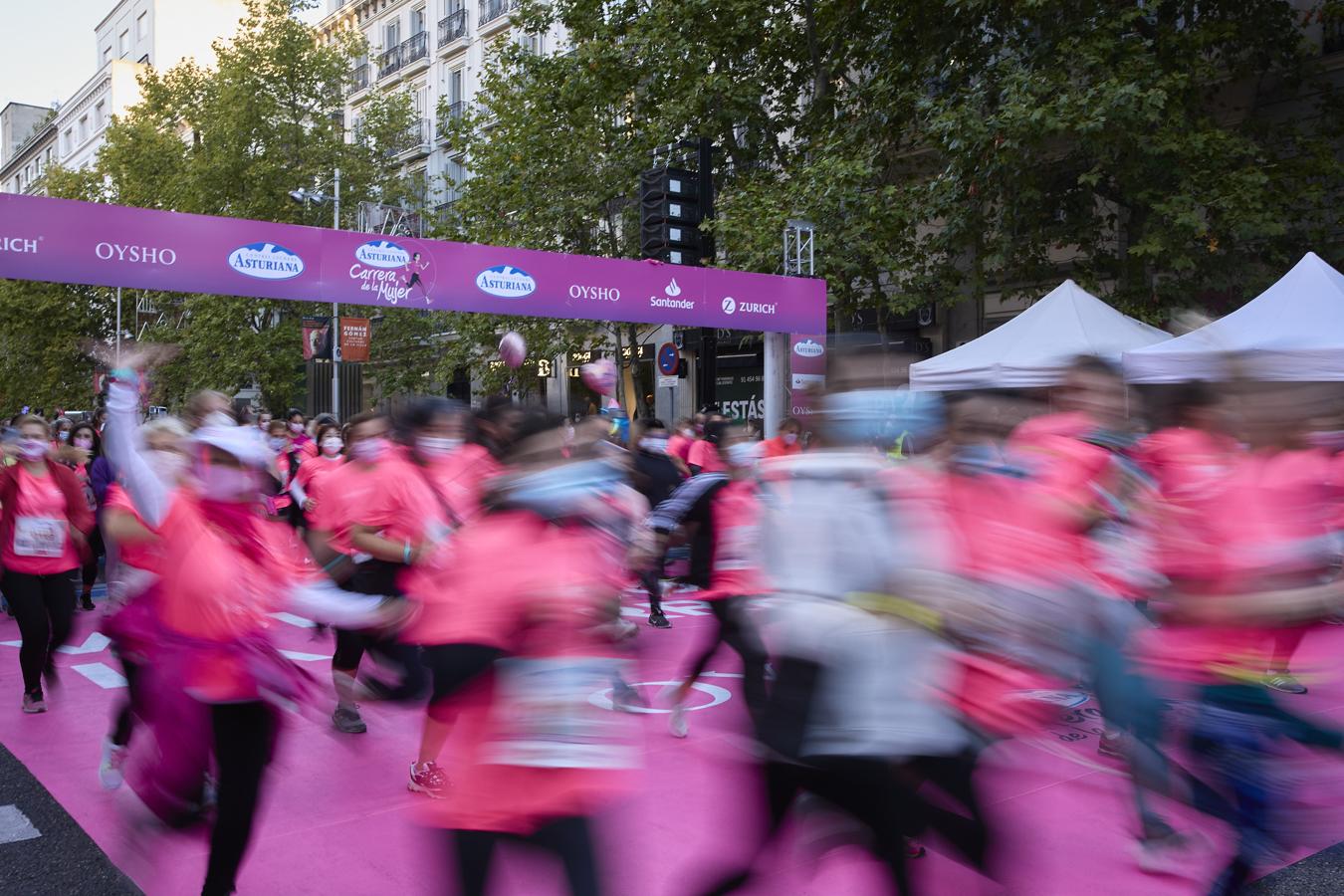 18.000 mujeres han vuelto a teñir de rosa, el color de la camiseta oficial, las calles de Madrid para lanzar un mensaje de ánimo y lucha contra el cáncer de mama. 