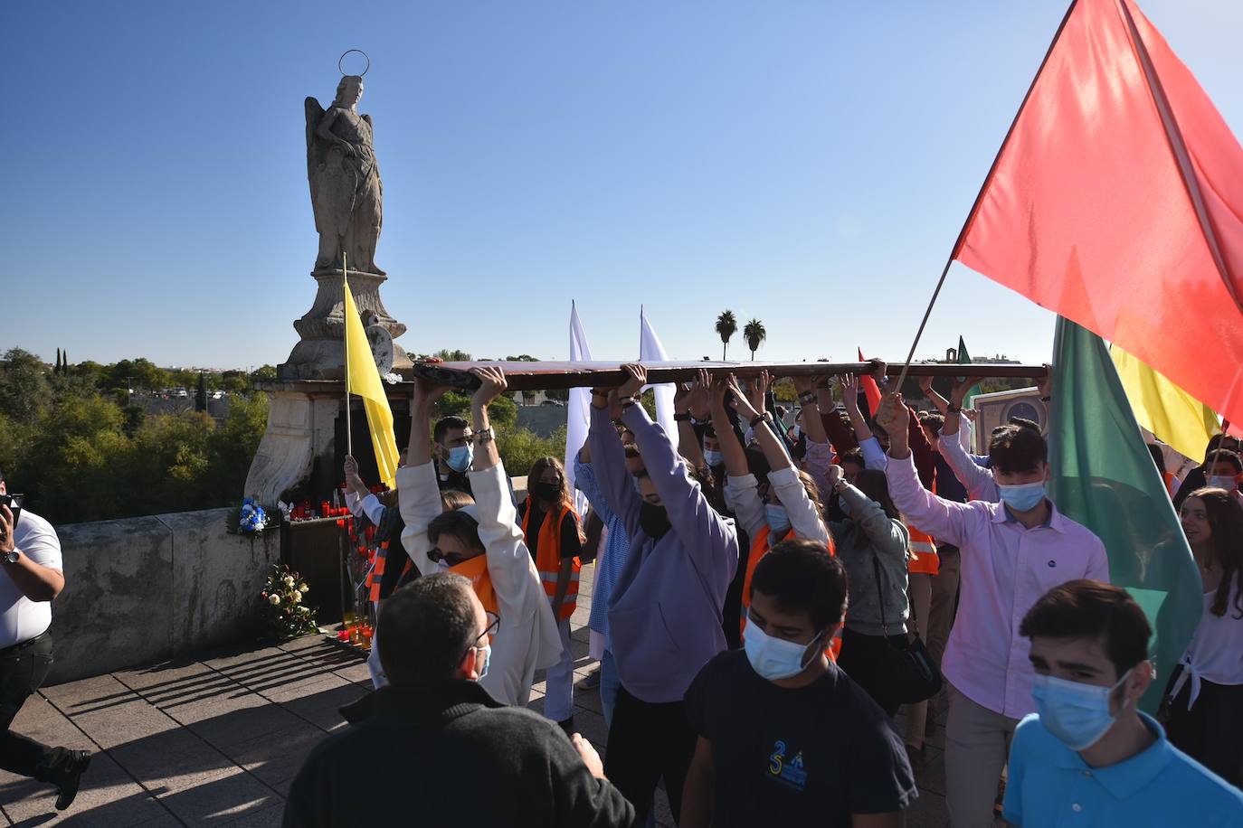 El recorrido de la Cruz de los Jóvenes por Córdoba, en imágenes