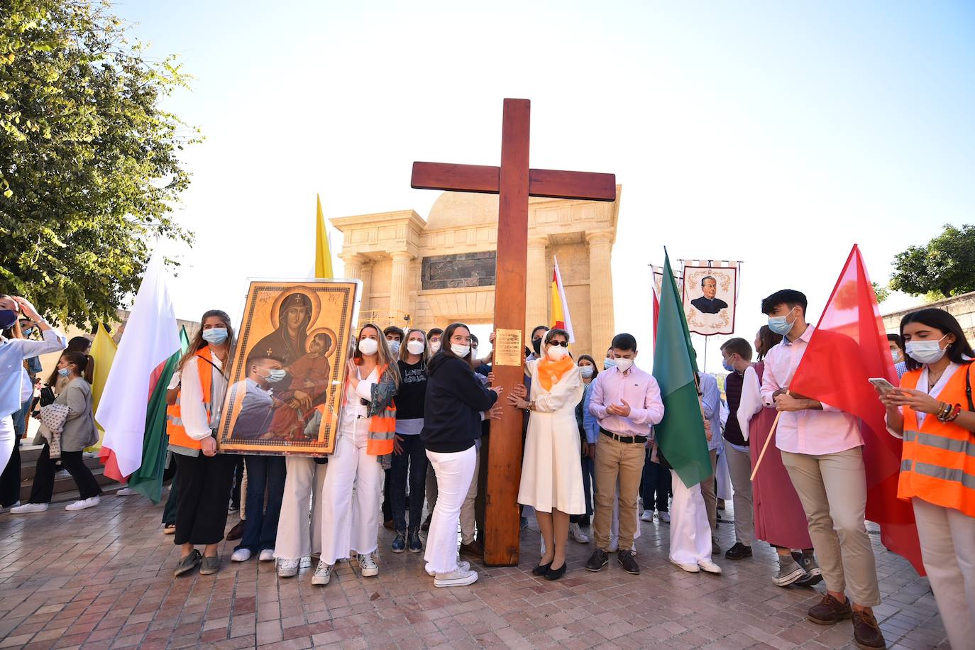 El recorrido de la Cruz de los Jóvenes por Córdoba, en imágenes