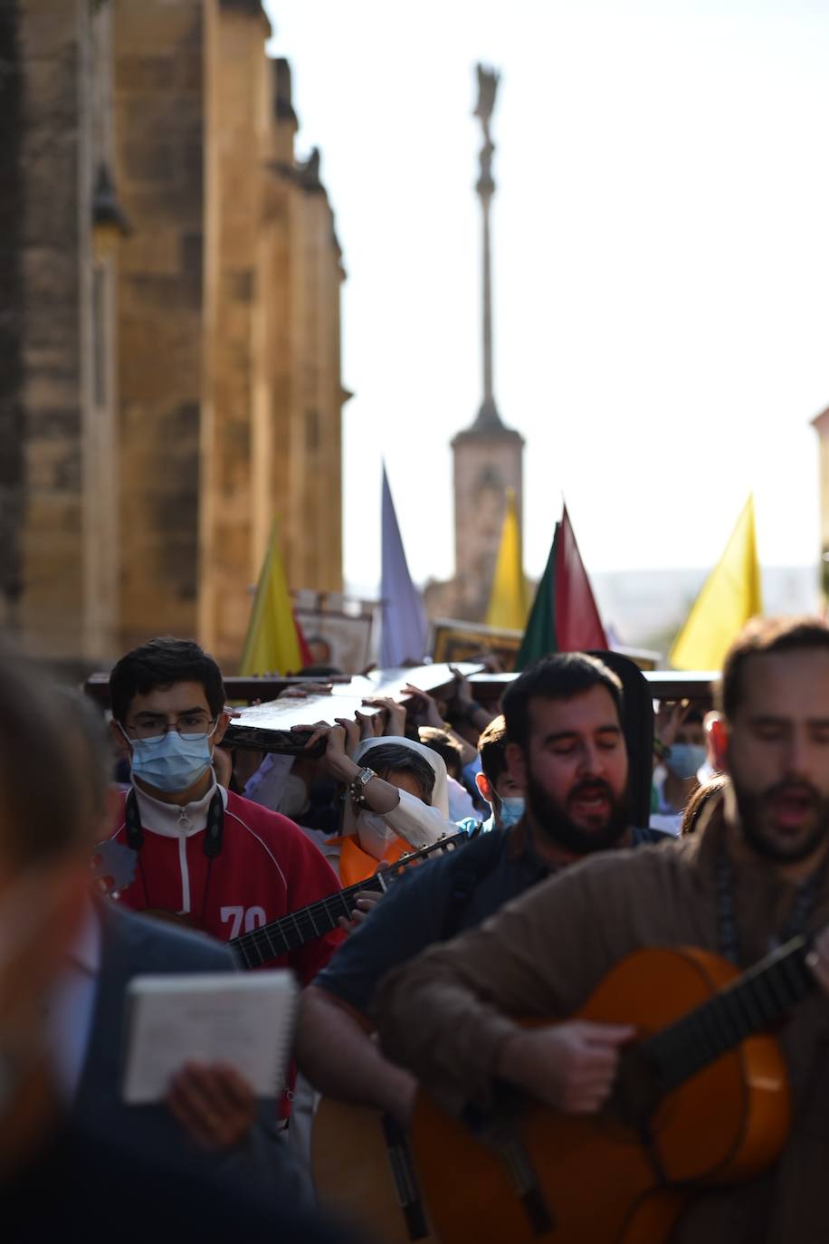 El recorrido de la Cruz de los Jóvenes por Córdoba, en imágenes