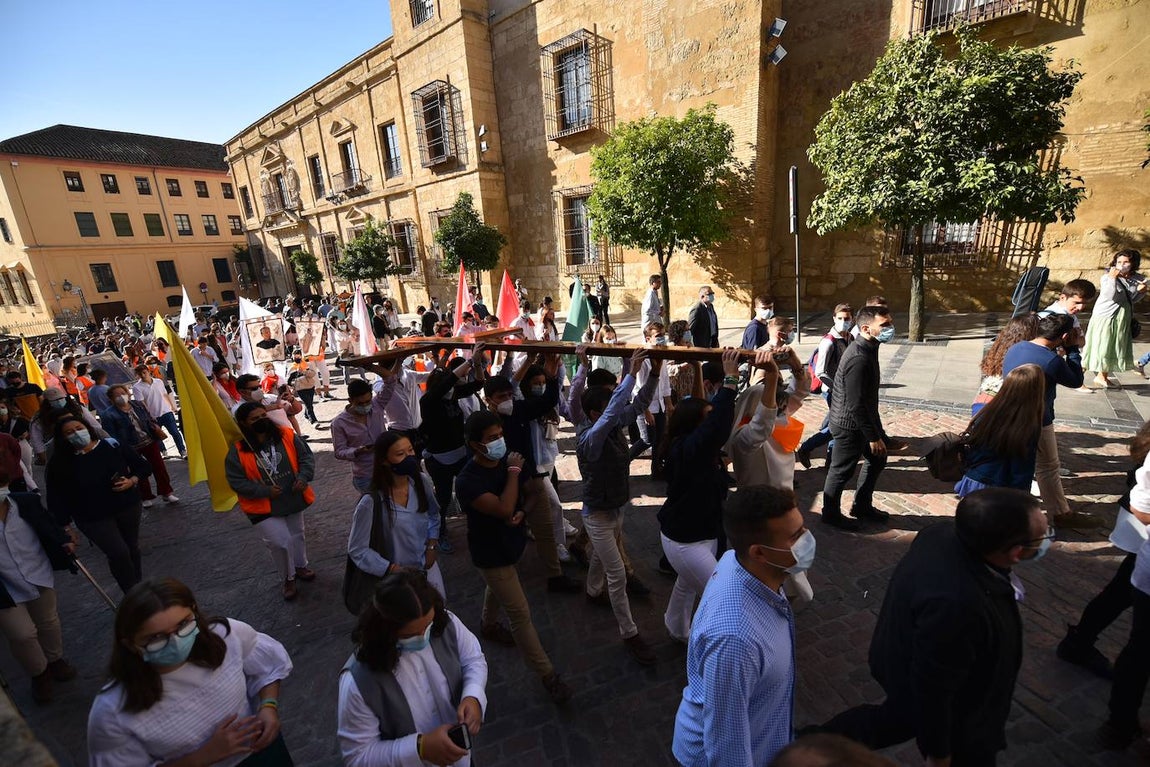 El recorrido de la Cruz de los Jóvenes por Córdoba, en imágenes