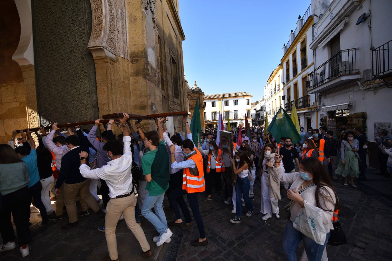 El recorrido de la Cruz de los Jóvenes por Córdoba, en imágenes