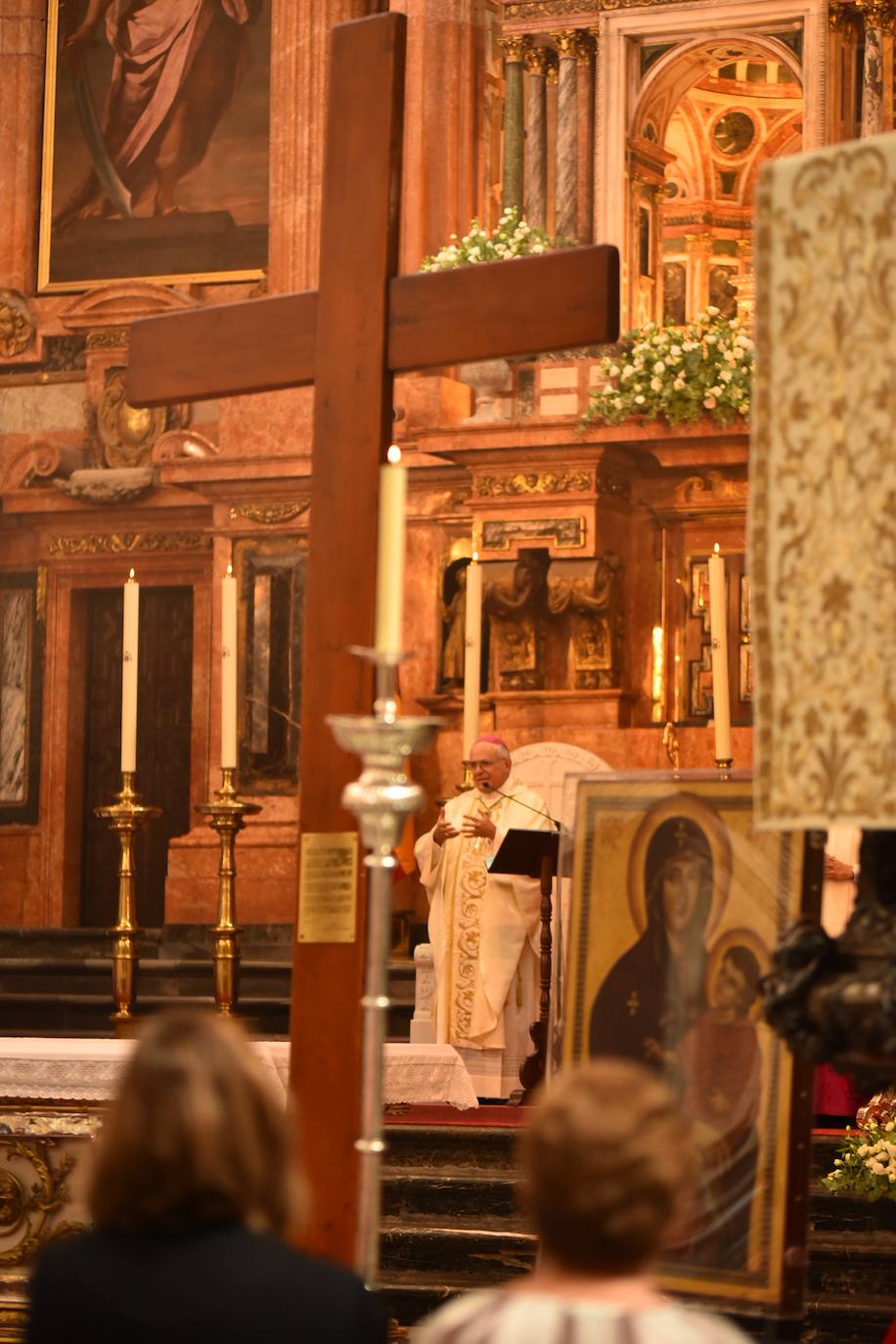 El recorrido de la Cruz de los Jóvenes por Córdoba, en imágenes