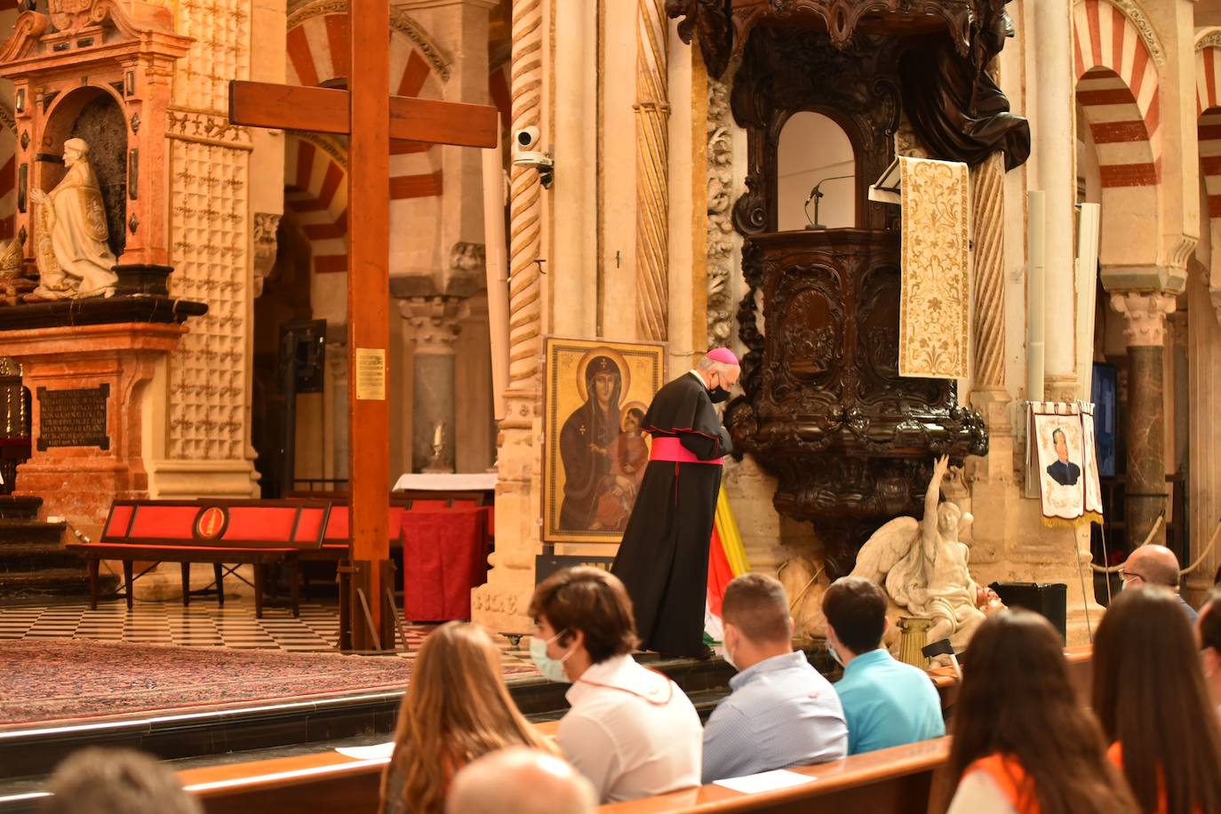 El recorrido de la Cruz de los Jóvenes por Córdoba, en imágenes