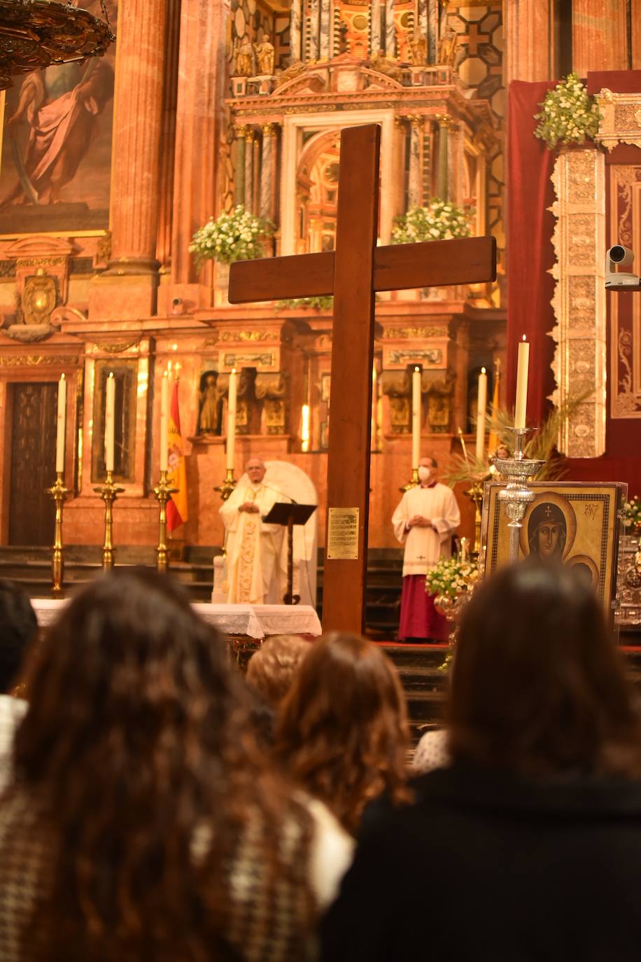 El recorrido de la Cruz de los Jóvenes por Córdoba, en imágenes