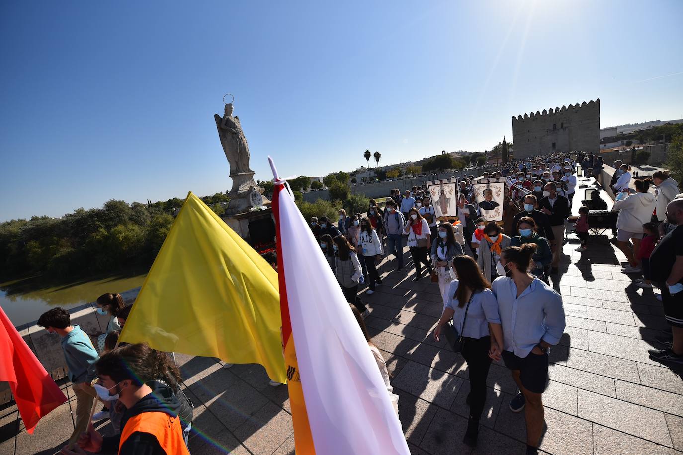 El recorrido de la Cruz de los Jóvenes por Córdoba, en imágenes