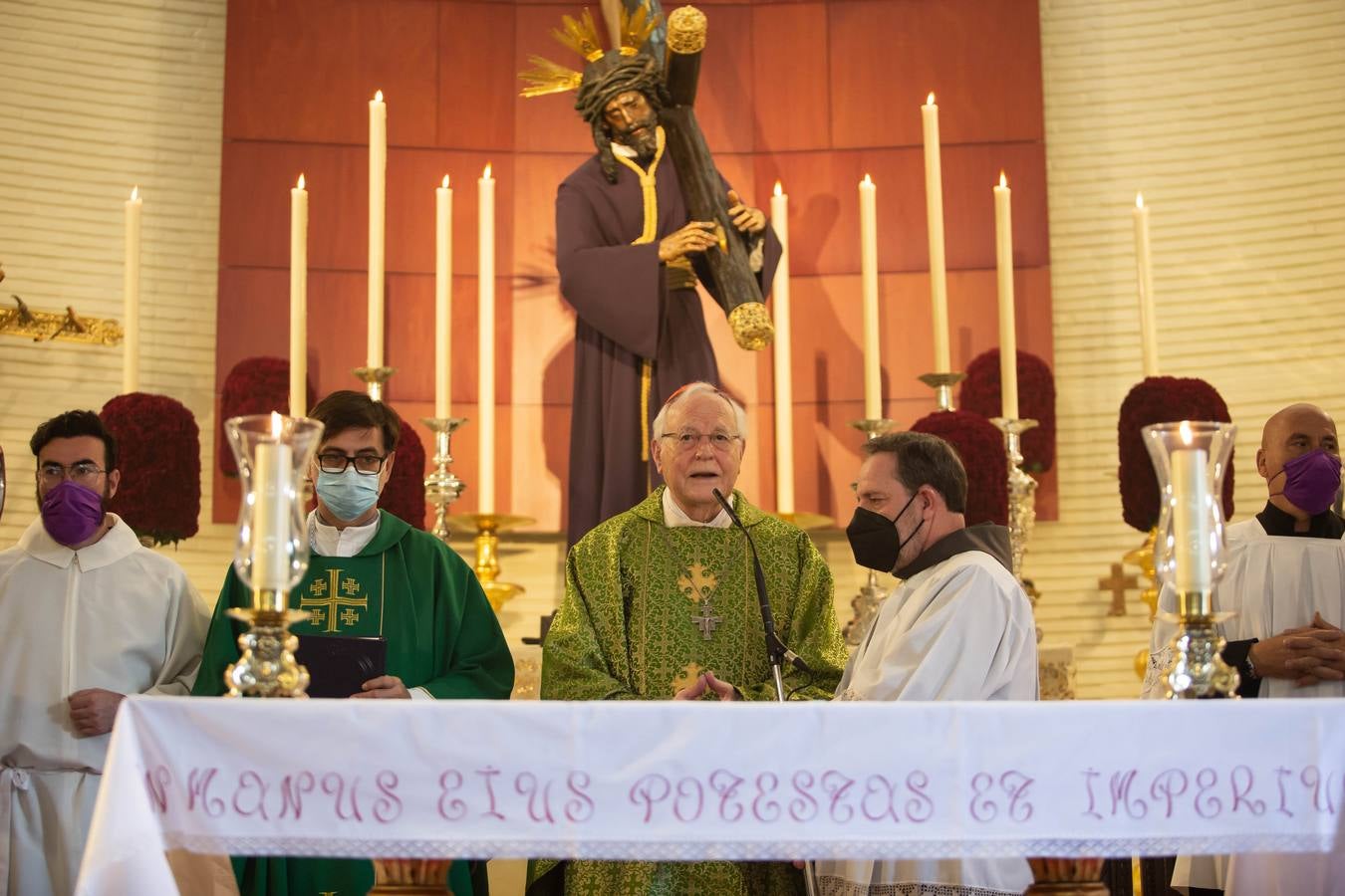 El cardenal Amigo Vallejo oficia una misa ante el Gran Poder