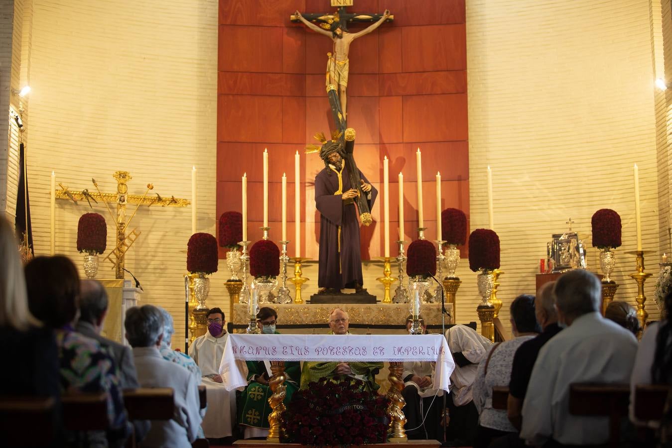 El cardenal Amigo Vallejo oficia una misa ante el Gran Poder