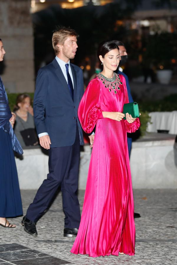 Christian de Hannover y Sassa de Osma. Fue una de las mejor vestidas del evento con un vestido sartinado rosa fucsia de Andrew GN compuesto por una falda plisada y un cuerpo oversize y mangas abullonadas que combinó con una gragantilla de esmeraldas y brillantes, del mismo color que su clutch.