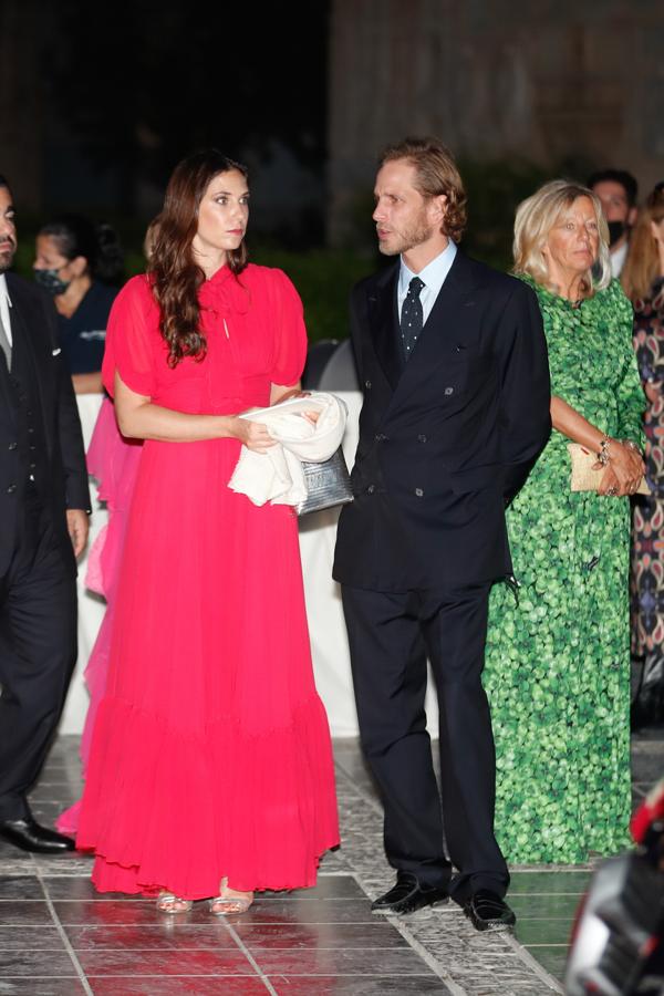 Andrea Casiraghi y Tatiana Santo Domingo. Como suele ser habitual en sus estilismos, optó por un vestido de inspiración boho con mucho volumen que poseía una lazada al cuello y mangas abullonadas. Lo combinó con unas sandalias doradas y una cartera plateada.