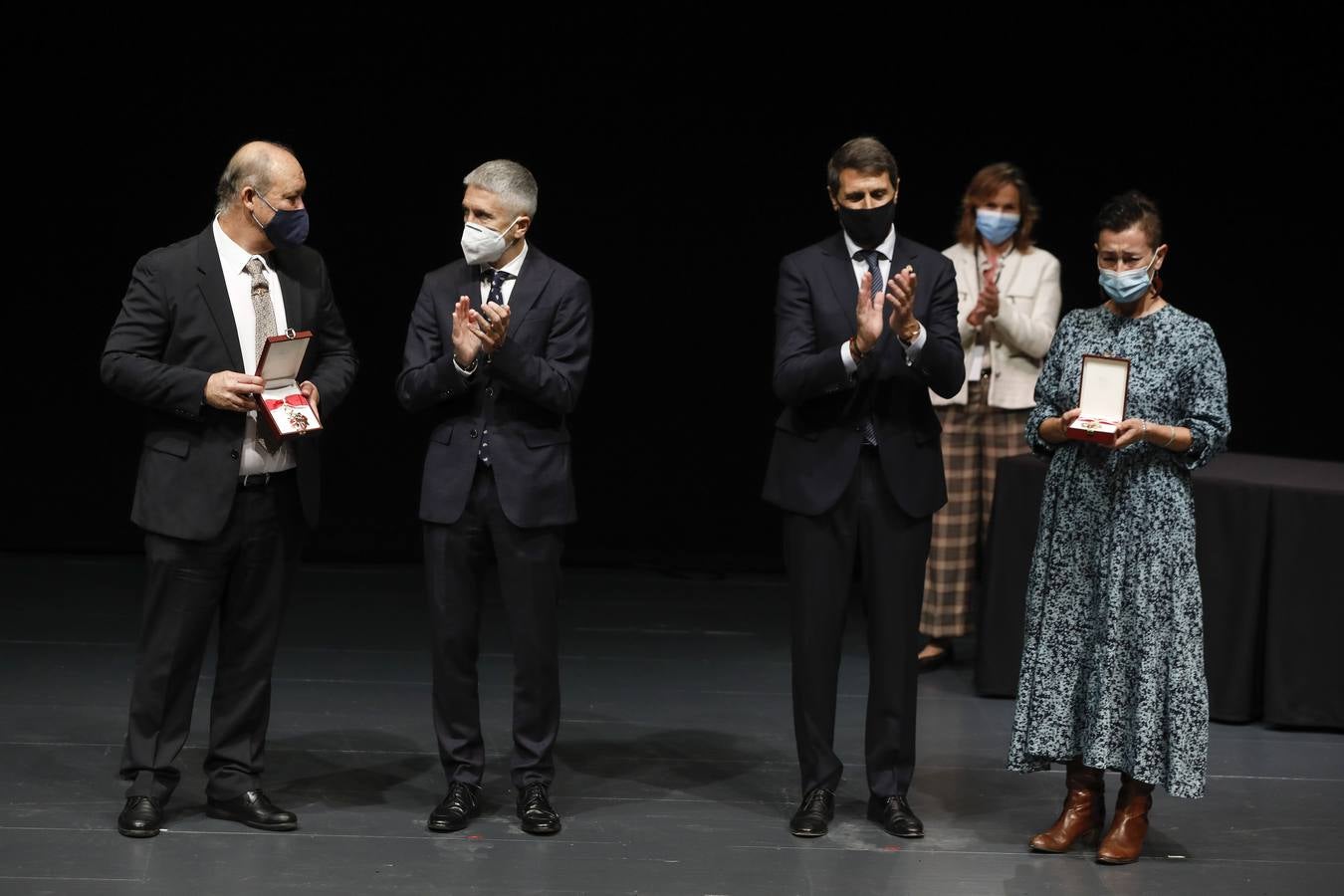 Grande-Marlaska entrega  condecoraciones a las víctimas del terrorismo en Sevilla