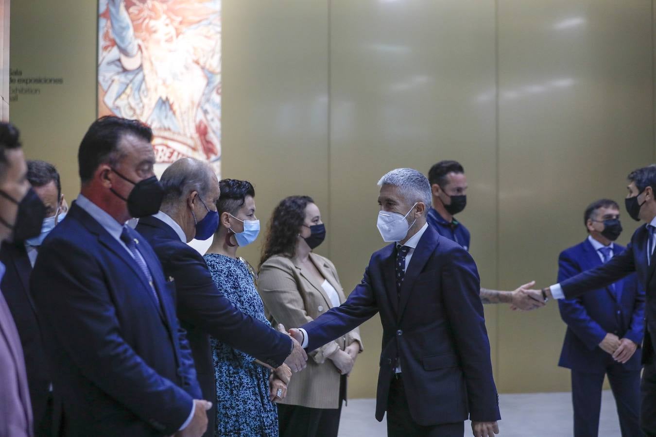 Grande-Marlaska entrega  condecoraciones a las víctimas del terrorismo en Sevilla