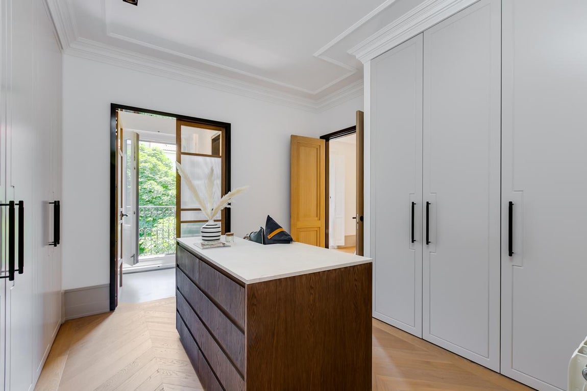 Las puertas de este lujoso piso de Serrano, se abren para recibir a su nuevo propietario. El segundo dormitorio también posee un espacioso vestidor con vistas.