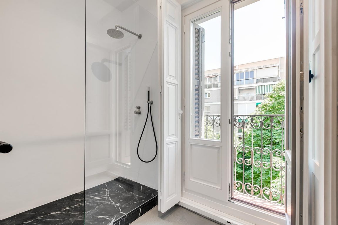 Las puertas de este lujoso piso de Serrano, se abren para recibir a su nuevo propietario. Al estar situado en una cuarta planta todas las estancias gozan de unas vistas y luz envidiables.