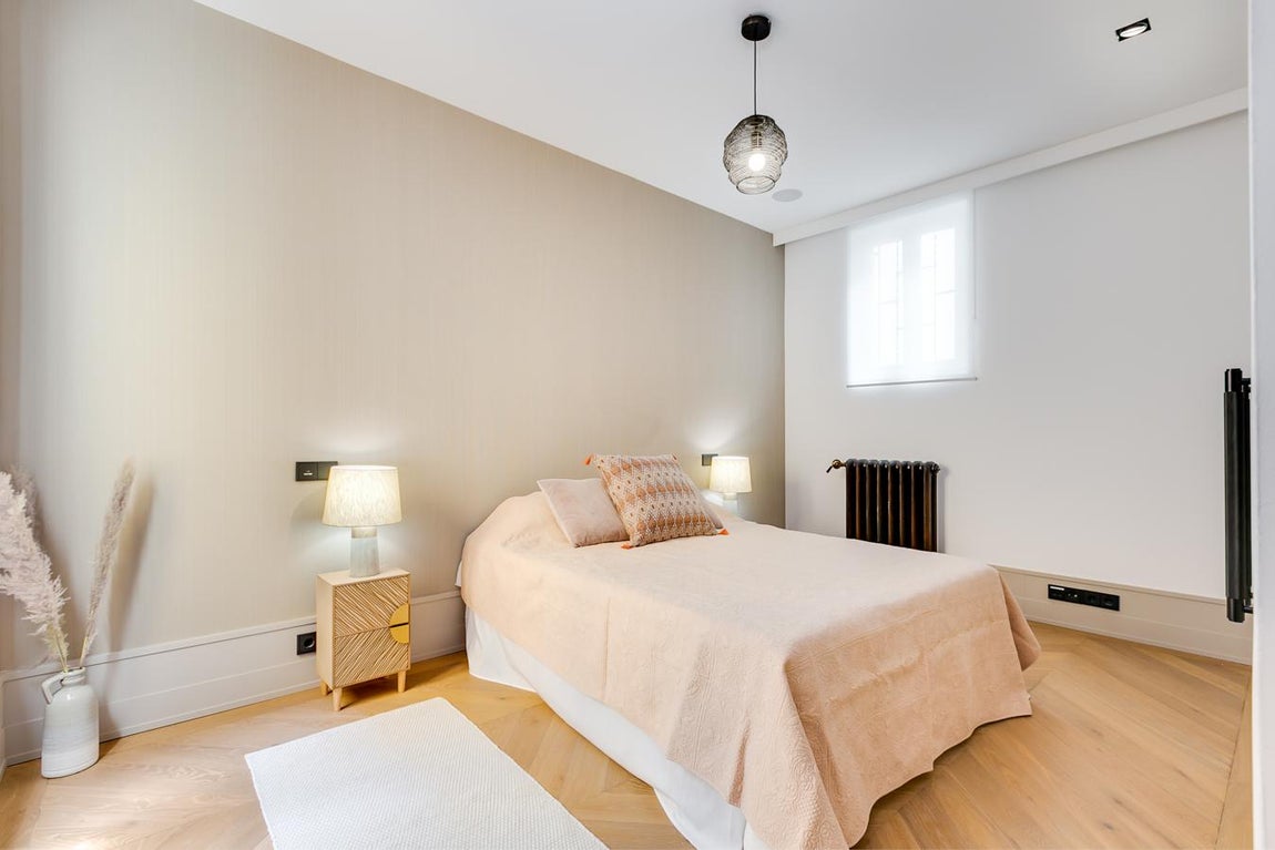 Las puertas de este lujoso piso de Serrano, se abren para recibir a su nuevo propietario. Cabe destacar la calidad de los acabados que se han utilizado en la reforma así como que toda la vivienda consta de sistema de domótica que controla la iluminación y la climatización. Hay además 2 'home cinema' con equipos completos, en la biblioteca y el dormitorio principal.