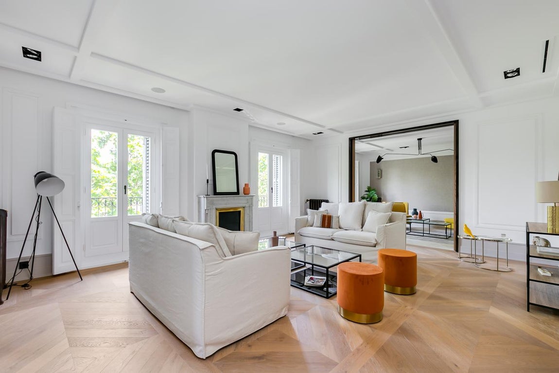 Las puertas de este lujoso piso de Serrano, se abren para recibir a su nuevo propietario. En pleno corazón de la capital, en la ‘Milla de Oro’, una de las zonas más prestigiosas y exclusivas del Barrio de Salamanca se encuentra un piso que no tiene nada que envidiar a los hoteles de lujo de la zona, pues es el reflejo de la elegancia y el buen gusto. Se trata de <a href="https://www.pisos.com/comprar/piso-recoletos28001-1762751554_149200/" target="_blank">una propiedad</a> situada en la Calle Serrano que la inmobiliaria <a href="https://www.unicainmobiliaria.com/" target="_blank">UNICA INMOBILIARIA</a> ofrece por 4,8 millones de euros a través del portal <a href="https://www.pisos.com/comprar/piso-recoletos28001-1762751554_149200/" target="_blank">pisos.com. </a>