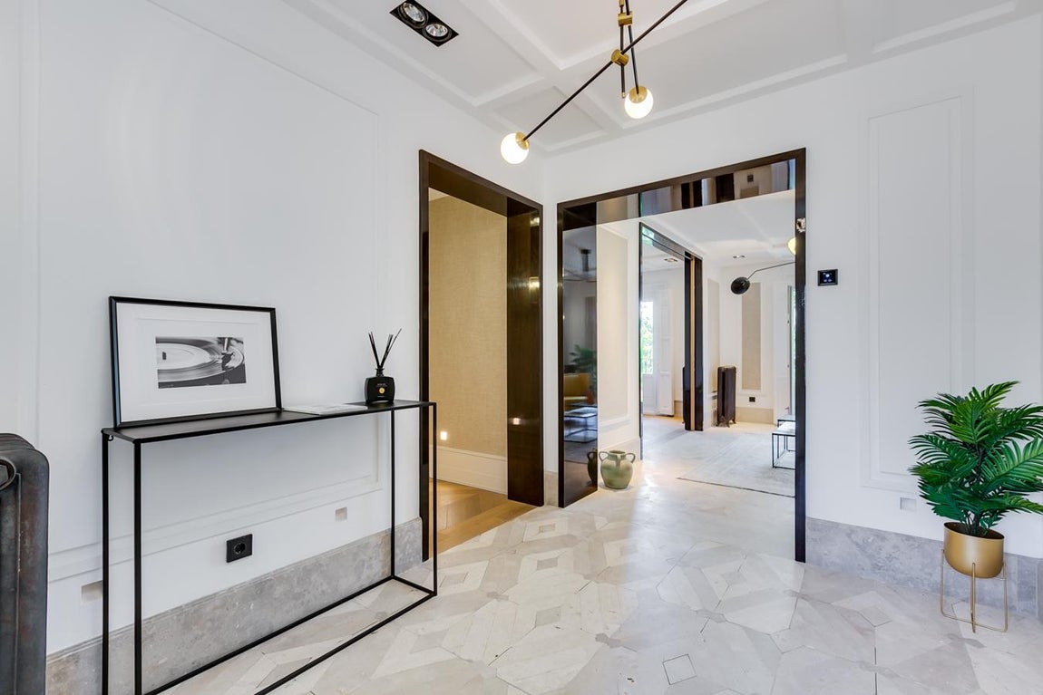 Las puertas de este lujoso piso de Serrano, se abren para recibir a su nuevo propietario. Se encuentra en un edificio de principios del siglo XX y posee unos jardines interiores comunitarios que le dotan de tranquilidad e independencia, una oportunidad única para quienes buscan una casa con personalidad en el centro de la ciudad sin renunciar a la tranquilidad de vivir en un lugar seguro y relajante.