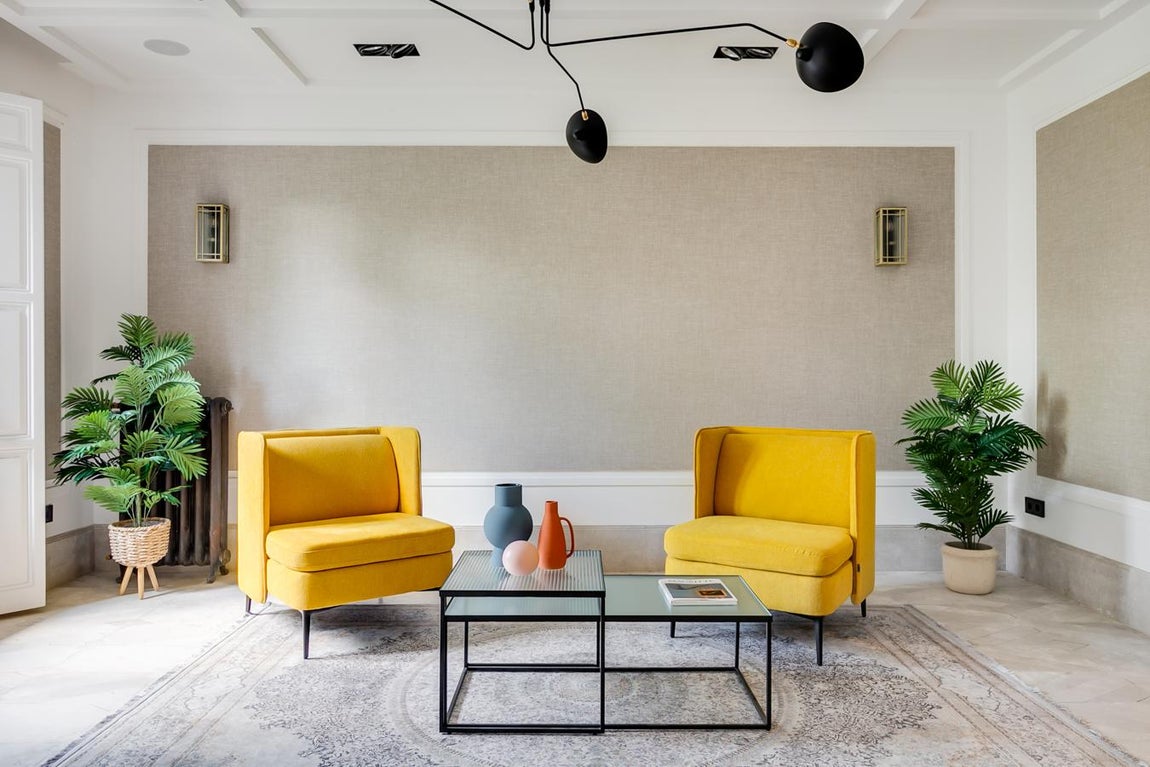 Las puertas de este lujoso piso de Serrano, se abren para recibir a su nuevo propietario. La casa posee una superficie de 379 m², perfectos para acoger a una familia numerosa en su interior, donde si algo queda claro es que el espacio está repartido de la mejor manera posible dotando a cada estancia de un acabado muy amplio y luminoso.