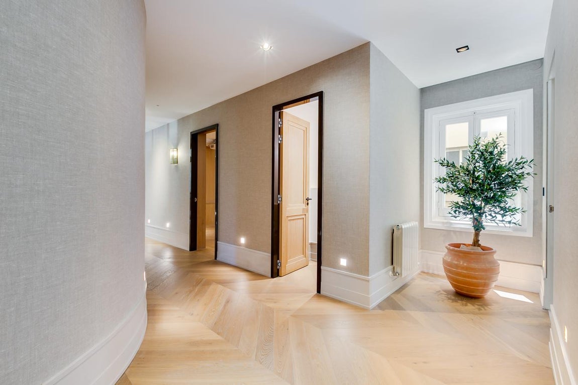 Las puertas de este lujoso piso de Serrano, se abren para recibir a su nuevo propietario. Cada detalle está pensado minuciosamente con el fin de hacer cada espacio único.