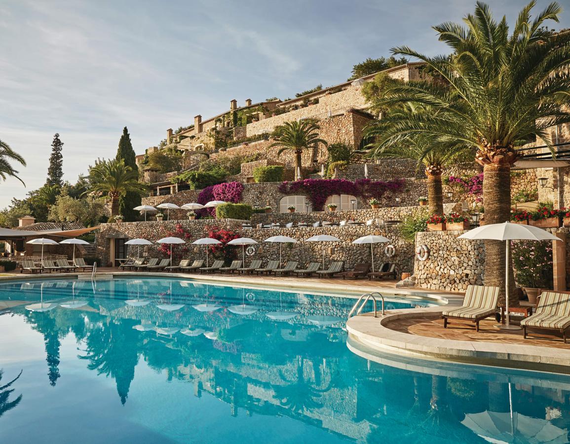 Mejor Hotel de Lujo con Villas de España 2021: La Residencia A Belmond Hotel, Mallorca. Protegido por las montañas de la costa del noroeste de Mallorca, La Residencia es un hotel íntimo ideal para encontrar la tranquilidad en la sombra de la sierra de Tramontana. Este alojamiento cuenta con 71 habitaciones y suites, además de una villa, una amplia oferta gastronómica, piscinas techadas y al aire libre, un spa, gimnasio y canchas de tenis. Para completar la estancia, el hotel brinda a sus huéspedes multitud de actividades, como clases de arte y escultura, paseos por la sierra o excursiones en barco.