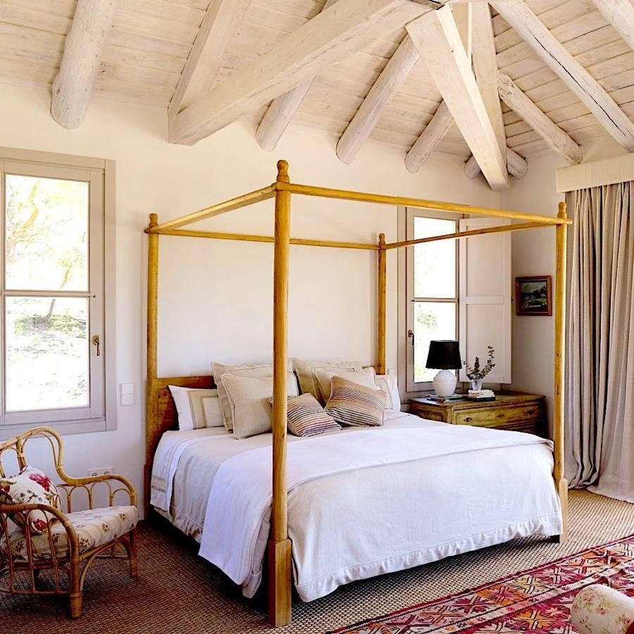 La lujosa mansión de Chábeli Iglesias en Miami. Los dormitorios son bastante variados entre sí y se pueden ver algunos con estilo colonial en los que no faltan los techos con vigas, camas con dosel y todo tipo de detalles en mimbre.