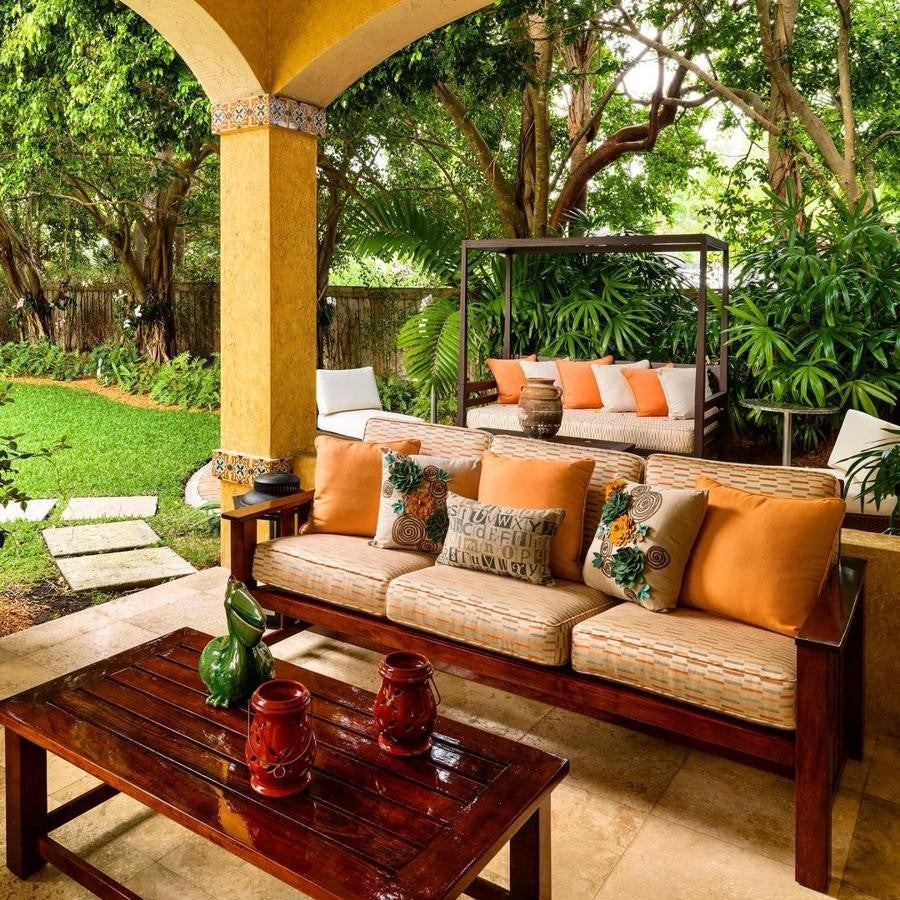 La lujosa mansión de Chábeli Iglesias en Miami. Chábeli es una apasionada de la decoración y colabora con diversas marcas para las cuáles diseña tanto mobiliario como artículos textiles, que además emplea también para decorar su hogar. Su cuenta de Instagram se ha convertido en su lugar favorito para mostrar con todo detalle tanto sus nuevas creaciones como los rincones de su casa.