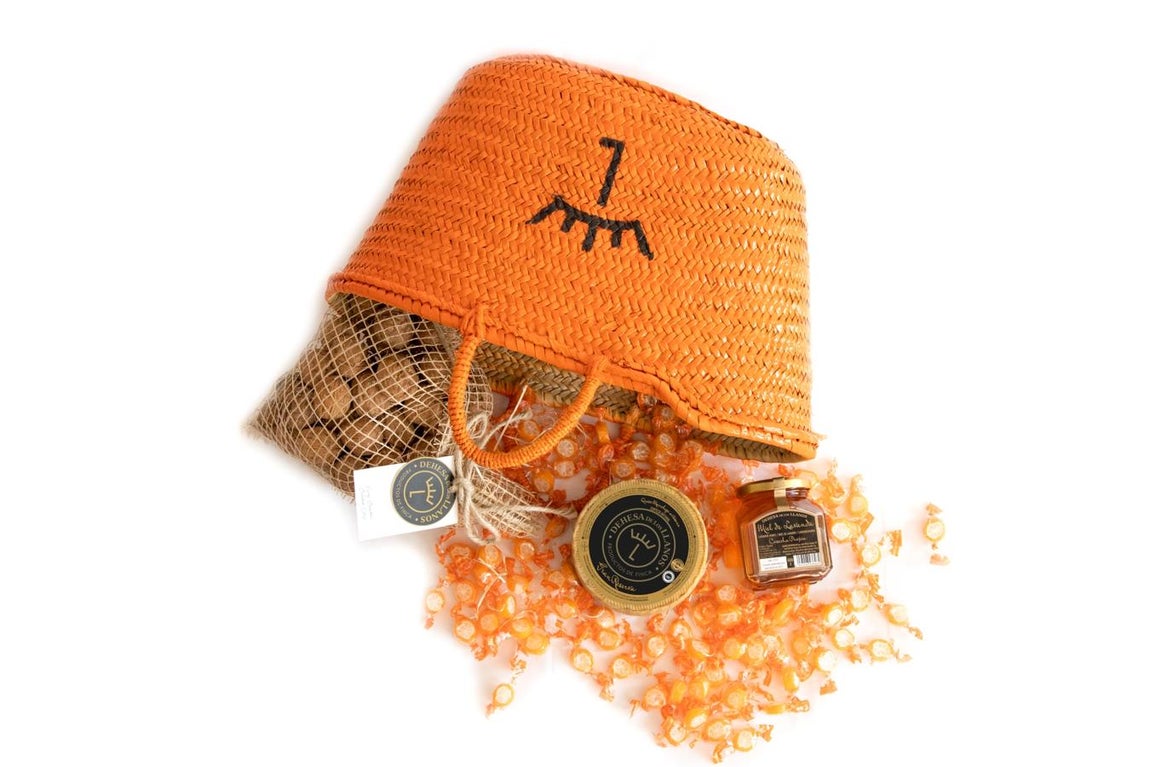 Delicioso, artesano y de KM0 con Dehesa Los Llanos. Disfrazado de calabaza, el tradicional capacho de Dehesa de Los Llanos se convierte en una opción ideal para disfrutar de una jornada deliciosa. En su interior, el queso pequeño de Denominación de Origen Manchego Artesano Gran Reserva (apto para intolerantes a la lactosa, celíacos y alérgicos al huevo), irá acompañado de un saco de nueces de la variedad tardía Franquette cultivadas en la propia Dehesa y su miel artesana de lavanda, extraída por expertos apicultores de las colmenas situadas en sus campos. Tanto online como en su tienda física, la finca propone un regalo gastronómico y saludable con el que además concienciar y educar sobre el respeto al campo y al empleo rural. Precio: 52 euros.