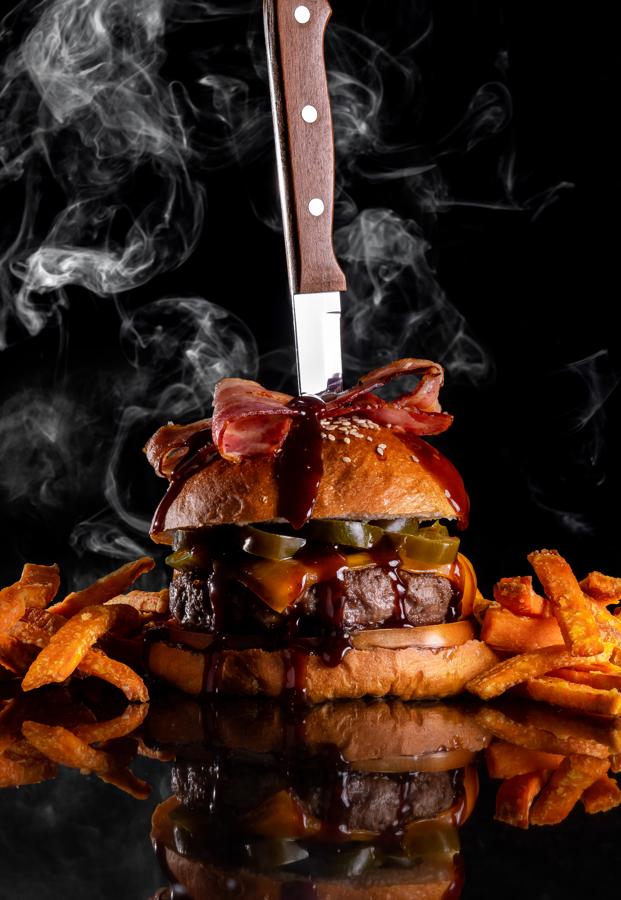 La hamburguesa de La H es muda. La conocida hamburguesería presenta una nueva hamburguesa que estará disponible hasta el 1 de noviembre en sus cuatro locales y también en formato delivery. Laedición limitada de la hamburguesa ‘Halloween’ está elaborada con 180 gramos de carne de vacuno, queso cheddar, bacon, tomate, jalapeños y salsa BBQ de whiskey; y se sirve con patatas o boniato frito. Una opción ideal para los más carnívoros: Precio: desde 12,5 euros.