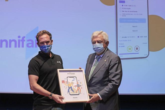 Francisco Herrero entrega el premio 'Mejor App' a Eduardo Puig, representante de Plannifai